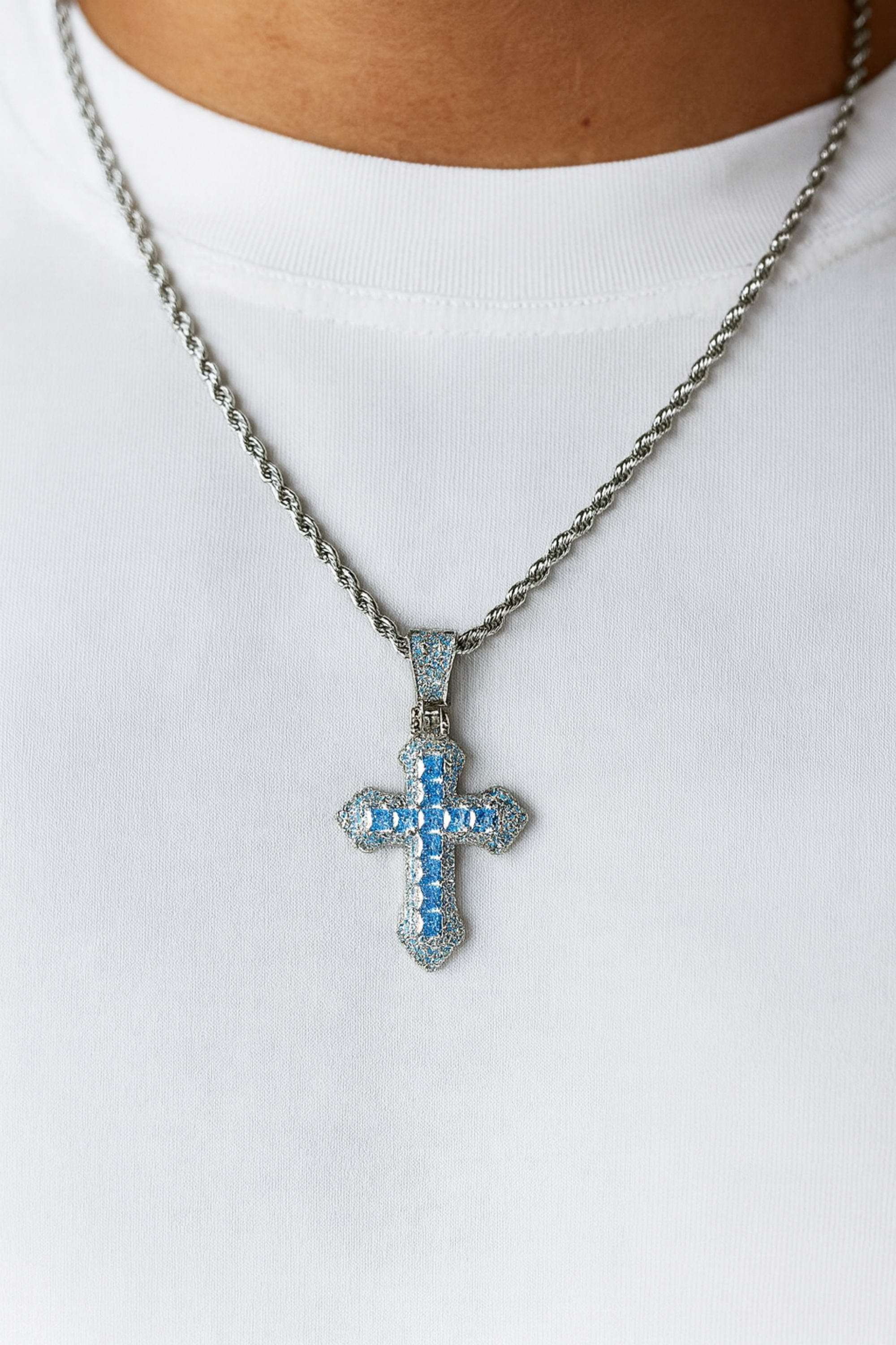 BLUE CROSS NECKLACE - WITGOUD